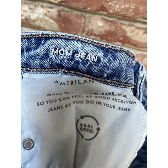 AMERICAN EAGLE AE Light Wash Denim Stretch Curvy Mom Jean Size 4 Short - Picture 8 of 9